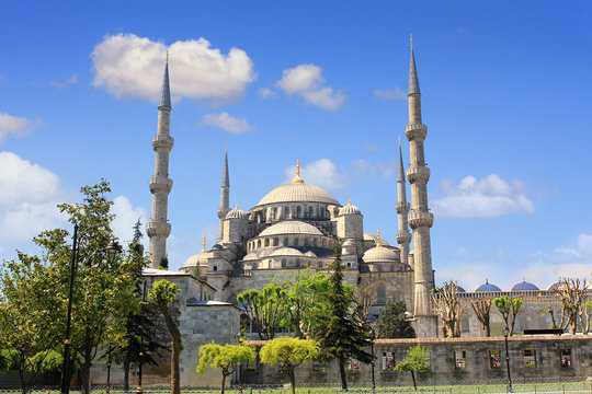 Blue Mosque built to rival Hagia Sophia Basilica