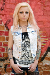 Portrait junge Frau mit Tattoos