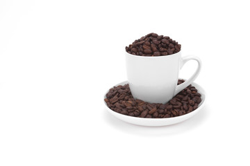 weiße kaffetasse mit bohnen