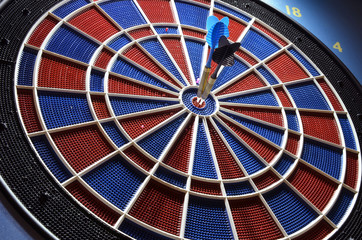 Obraz premium Darts and two arrows in the center