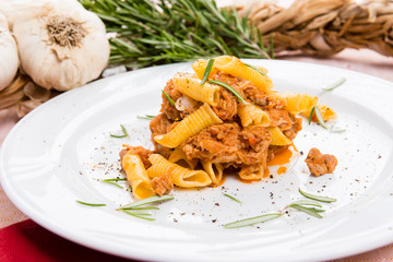 Maccheroni con ragù di suino , fuoco selettivo