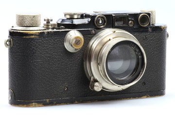alter Fotoapparat isoliert auf weißem Hintergrund