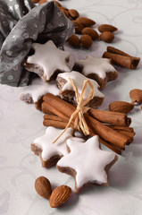 Zimtsterne mit silbernen Beutel