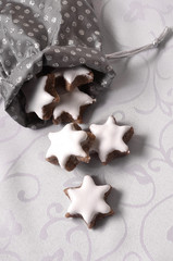 Zimtsterne auf weißer Tischdecke