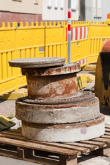 Fototapeta premium Kanaldeckel und Schachtrahmen auf einer Palette