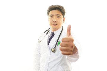 ガッツポーズの医師