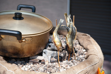 鮎を焼いている