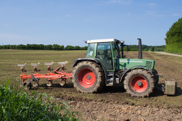Traktor mit Pflug