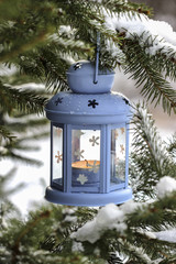 Fototapeta na wymiar Niebieski latarnia wiszące na gałęzi jodły. Zimowe krajobrazy. Selektywne fo