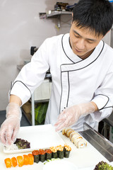 повар японец готовит еду