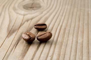 chicchi di caffè su legno