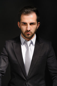 Portrait eines jungen, eleganten S&uuml;deurop&auml;ers