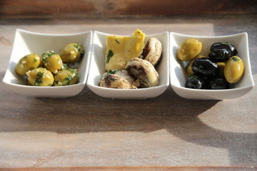 Oliven und Artischocken