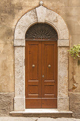 Fototapeta na wymiar stare drewniane drzwi, Toskania, Włochy