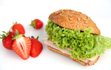 Belegte Brötchen mit Erdbeeren