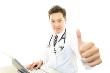 ガッツポーズの医師