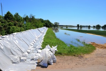 Sandsäcke beim Hochwasser  2013