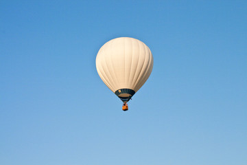 Weißer Heißluftballon am blauen Himmel