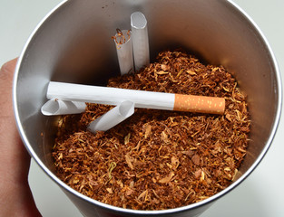 Recipiente con tabaco picado y cigarros para cargar