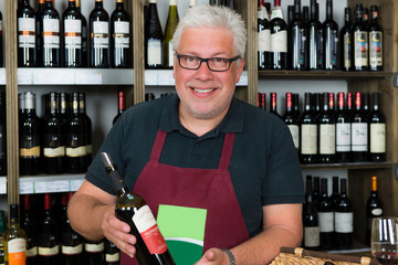 sommelier präsentiert seinen wein