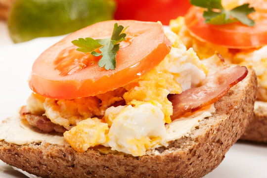 Sandwich with scrambled eggs and bacon
