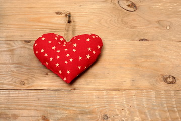 Rotes Herz auf Holz