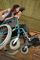 Fototapeta na wymiar homme en fauteuil roulant faisant du sport