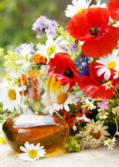 Obraz na płótnie Canvas Homeopatyczny ziołowa esencja z kwiatów polnych