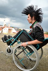 Obraz premium homme en fauteuil roulant
