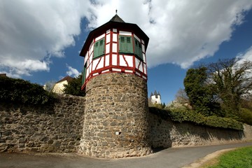 Wehrturm mit Resten der Stadtmauer