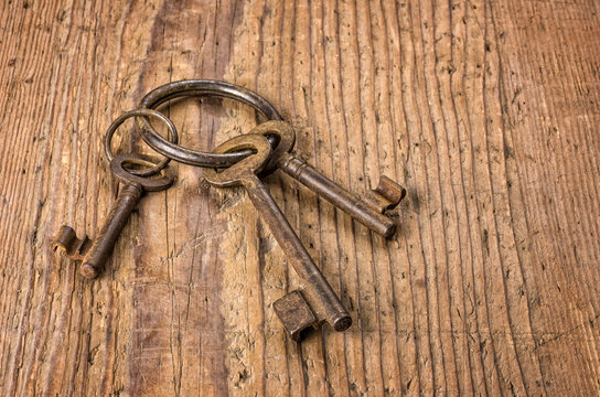 Drei alte Schlüssel an einem Schlüsselring
