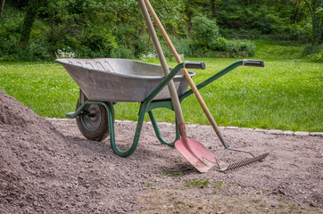 Schubkarre mit Schaufel und Rechen