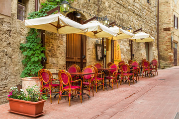 Fototapeta na wymiar Mała kawiarnia na rogu starego miasta w Włochy