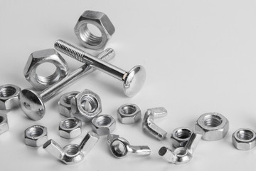 Set aus Muttern und Schrauben