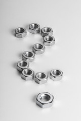 Schrauben als Fragezeichen