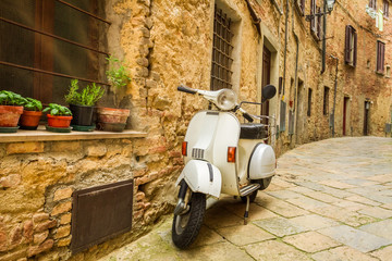 Naklejka premium Stary skuter Vespa na ulicy we Włoszech