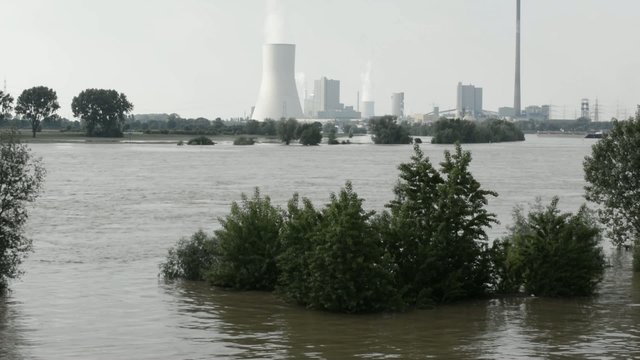 Überschwemmtes Poldergebiet mit Kraftwerk im Hintergrund