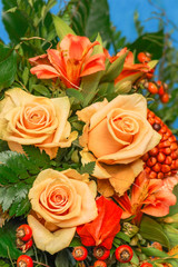 Herbstlich farbenfroher Blumenstrauß, Rosen, Floristik