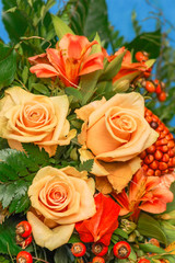 Herbstlich farbenfroher Blumenstrauß, Rosen, Floristik