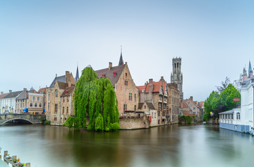 Fototapeta na wymiar Bruges lub Brugge, Rozenhoedkaai kanał. Długa ekspozycja. Belgia.