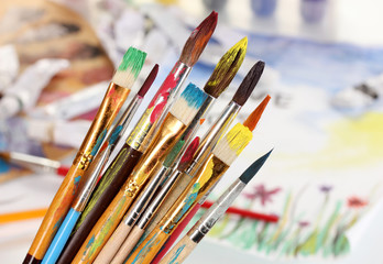 Obraz premium Many brush in paint on bright background