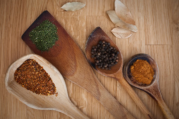 Gewürze und Kräuter auf Holzbrett