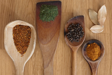 Gewürze und Kräuter auf Holzbrett