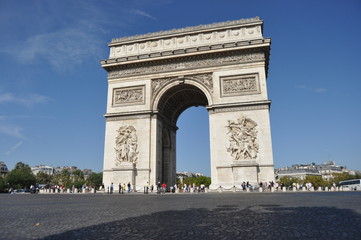 Fototapeta na wymiar Arc de Triomphe w Paryżu. Turystycznym.