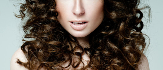 Naklejka premium beautiful brunette with gorgeous curly hair