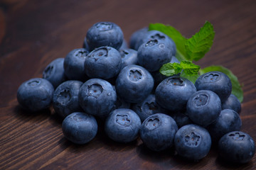 Heidelbeeren auf Rustikales hintergrund
