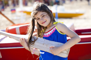 Bambina scherzosa sulla spiaggia