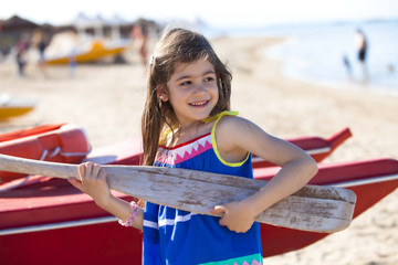 Bambina allegra sulla spiaggia