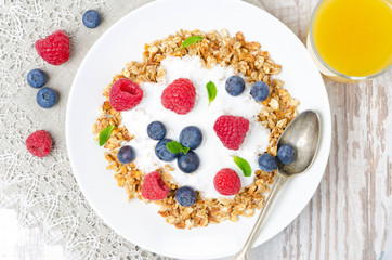 homemade granola with yogurt, fresh berries