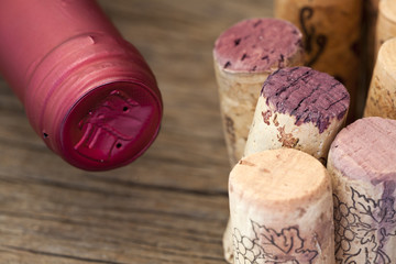 Weinflasche mit Weinkorken - Wine bottle with wine corks